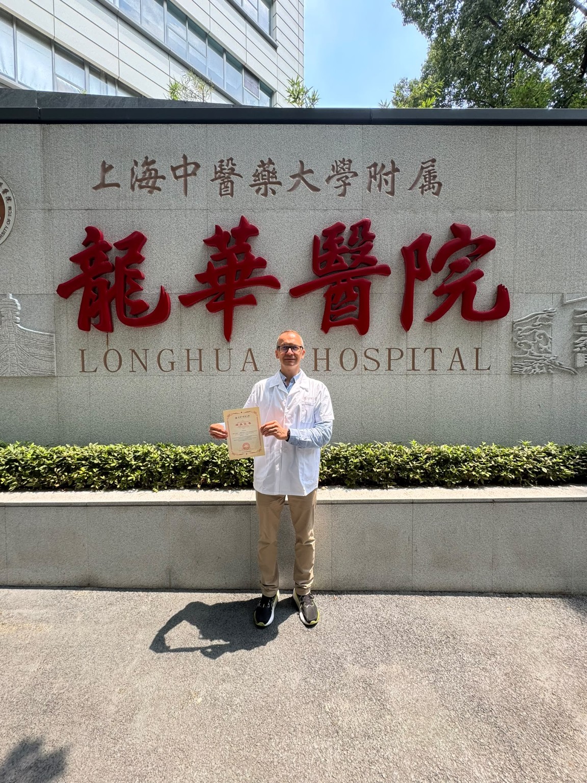Bartłomiej Krzysztof Sikora devant le Longhua Hospital à Shanghai